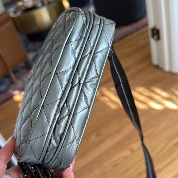 oliver thomas 24 + 7 triple threat crossbody metallic silver - Picture 11 of 16